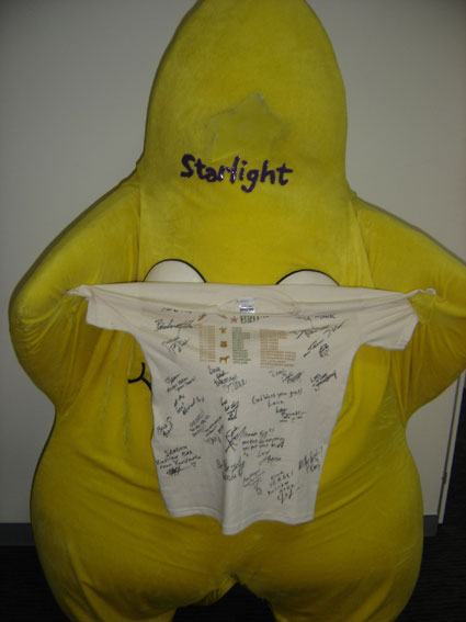 HELP STARLIGHT CONNECT SICK KIDS TO THE JOY OF CHRISTMAS BY BIDDING FOR A SIGNED BRITNEY DANCER TEE!